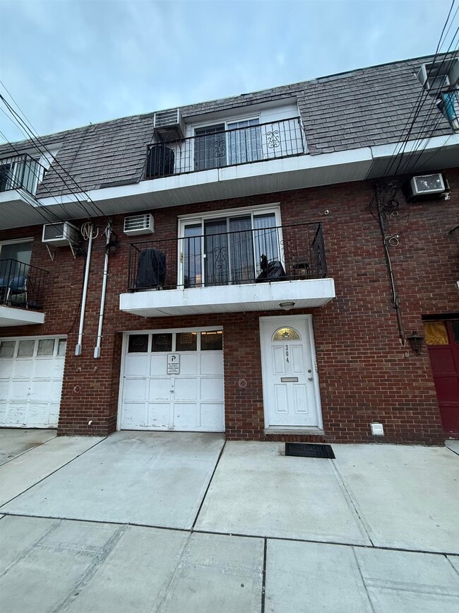 Building Photo - 304 40th St