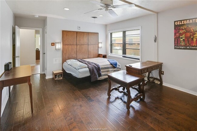 Building Photo - 305 W Brookside Dr