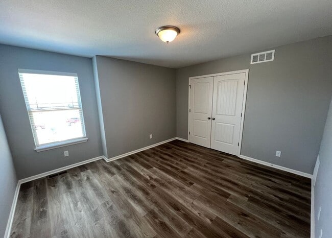 Building Photo - Charming 2 Bedroom, 2.5 Bath Townhome with...