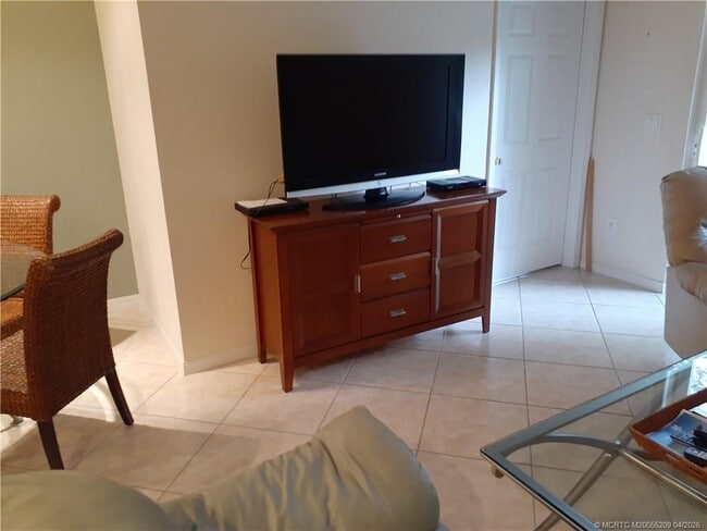 Building Photo - 1571 SE Hampshire Way