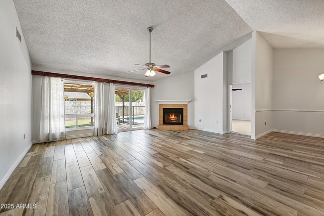 Building Photo - 4934 E Grandview St