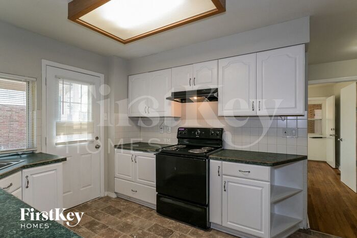 Building Photo - 8680 Belhaven Dr