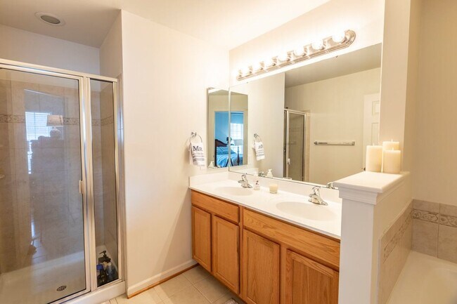 Building Photo - 703 Rainier Rd