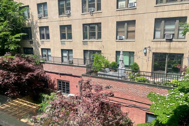 Building Photo - 41 W 71st St