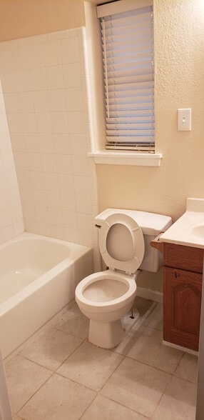 Building Photo - 210 W 14th St