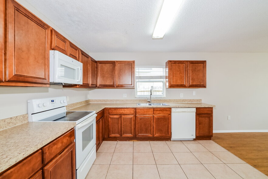 Building Photo - 3137 Holland Dr