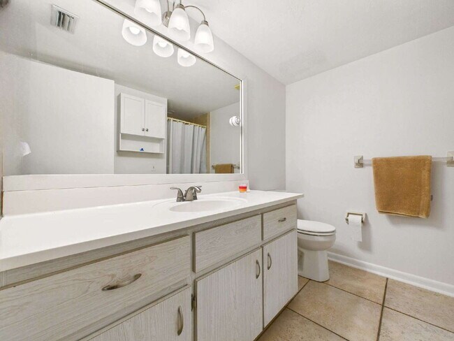 Building Photo - Furnished 2BR/2BA Pine Haven Condo with Pr...