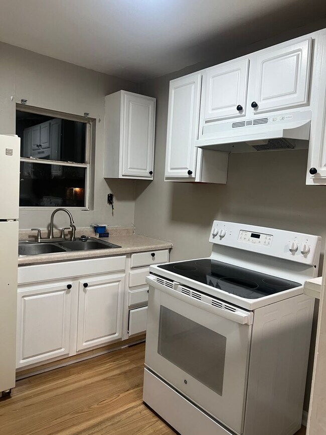 Building Photo - 1468 W 32nd St