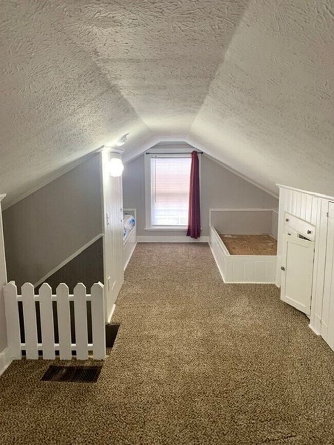 Building Photo - 2421 Lindbergh Dr