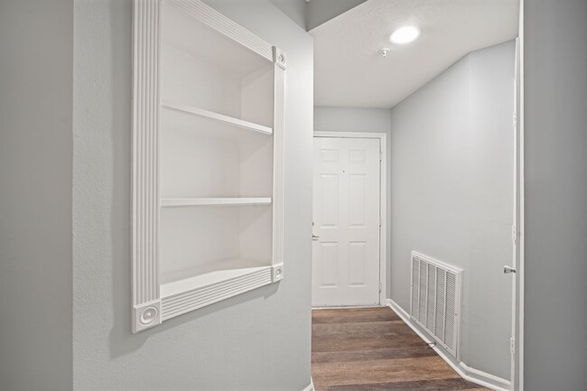 Building Photo - Renovated 2BR/2BA Condo With a Garage in I...