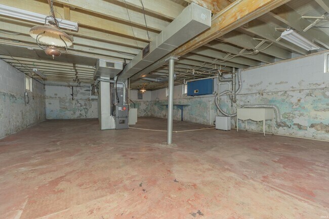 Building Photo - 1910 N Weinbach Ave