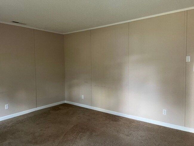 Building Photo - 4 Bedroom Brick House - Vouchers Accepted