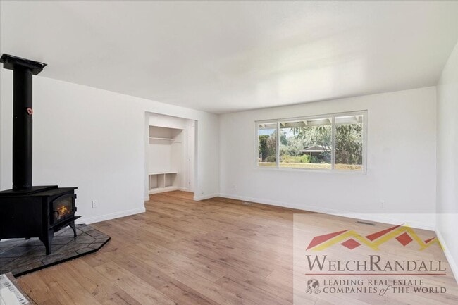 Building Photo - Charming Single Family Home in Hooper