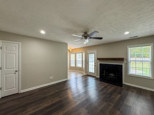 Building Photo - Charming 3 Bed 2 Bath Spring Lake Home wit...