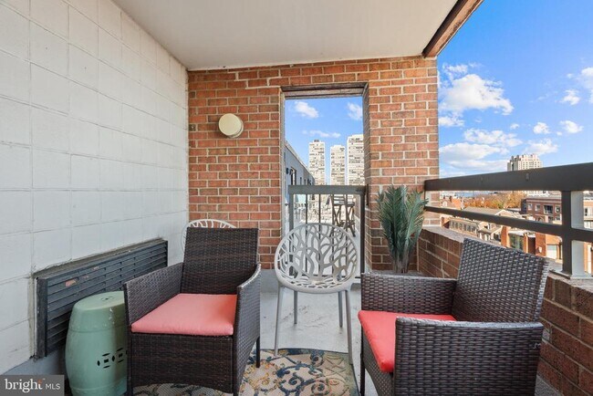 Building Photo - 200 Lombard St