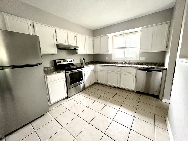 large open-concept kitchen - 502 Sunnyside Ln