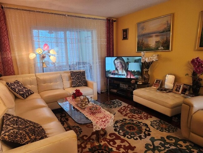 Building Photo - 2400 NE 1st Ln