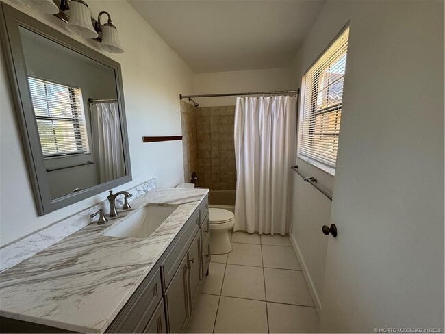 Building Photo - 2083 NE Collins Cir