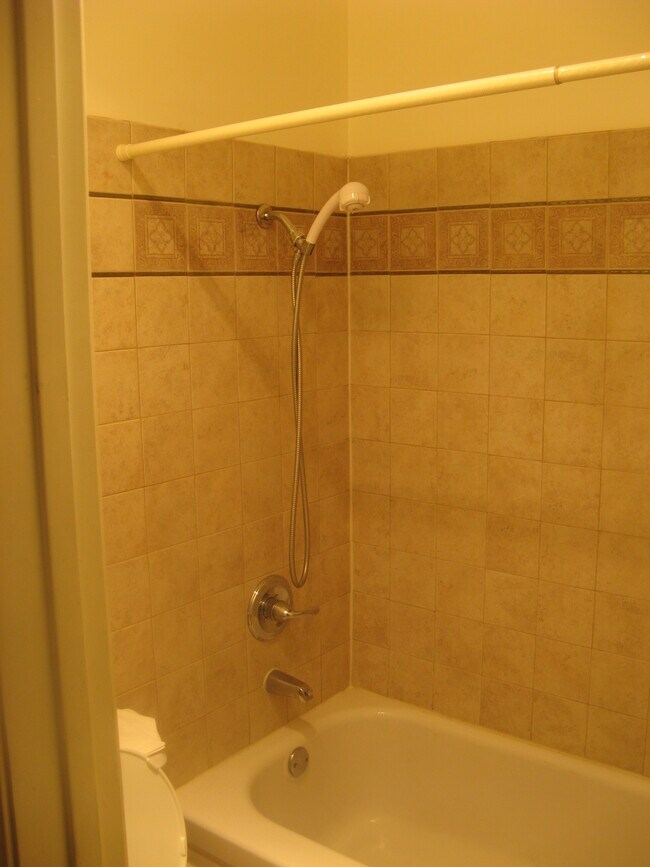 Tile shower/tub - 1036 Oak Grove Rd