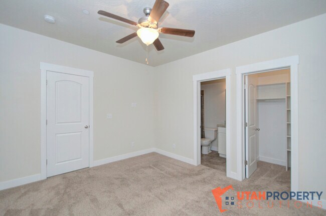 Building Photo - 1807 N Crest Rd