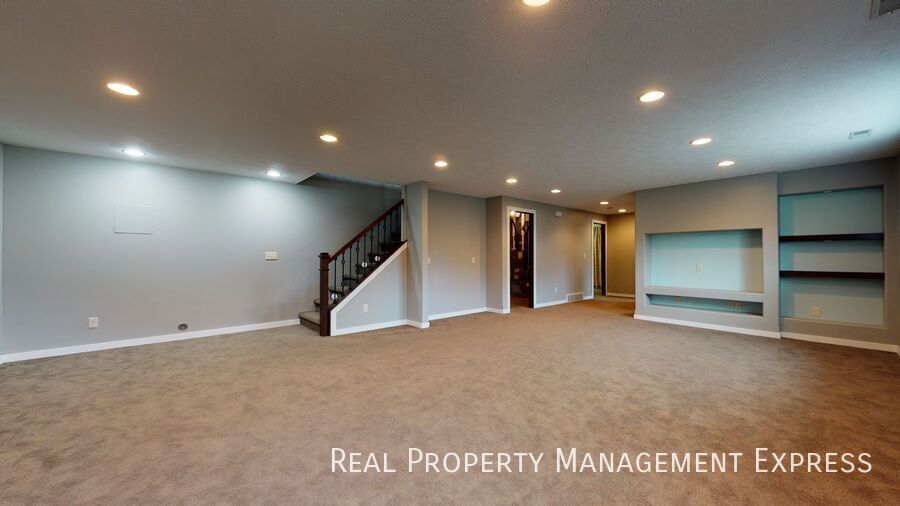 Building Photo - 4 Bed 3 Bath Luxury Home with 3 Stall Gara...