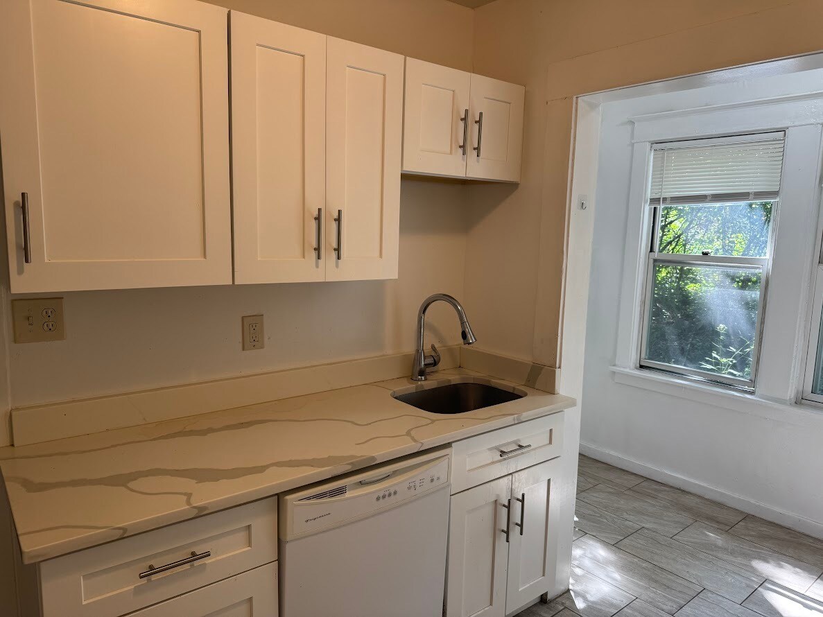 Building Photo - 5710 Beacon St