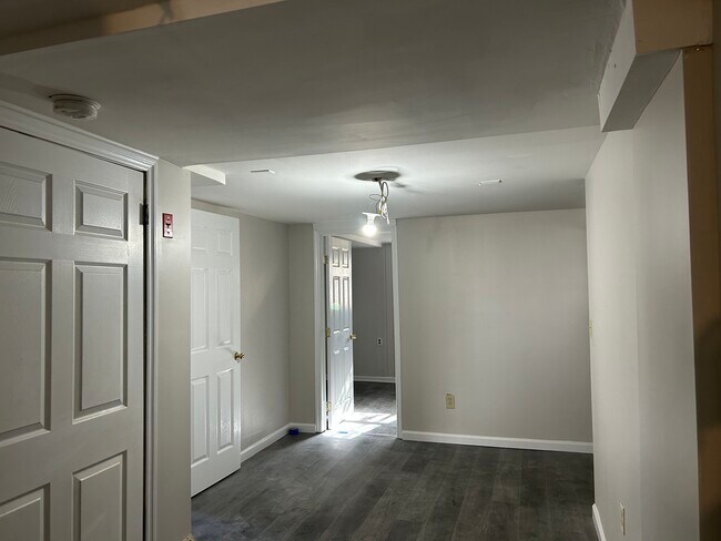 Building Photo - 8 Greene Rd