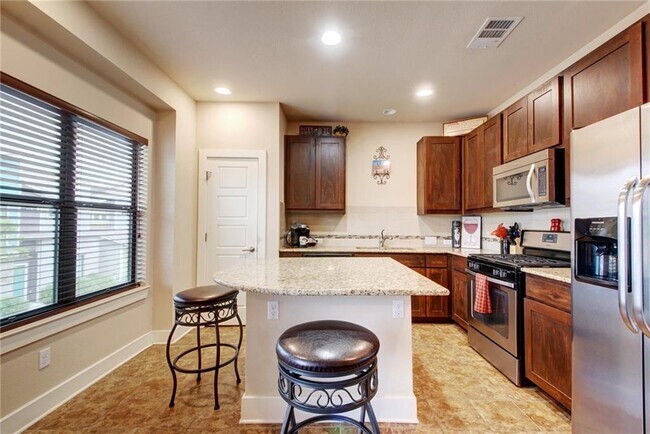 Building Photo - 1504 Lorraine Loop