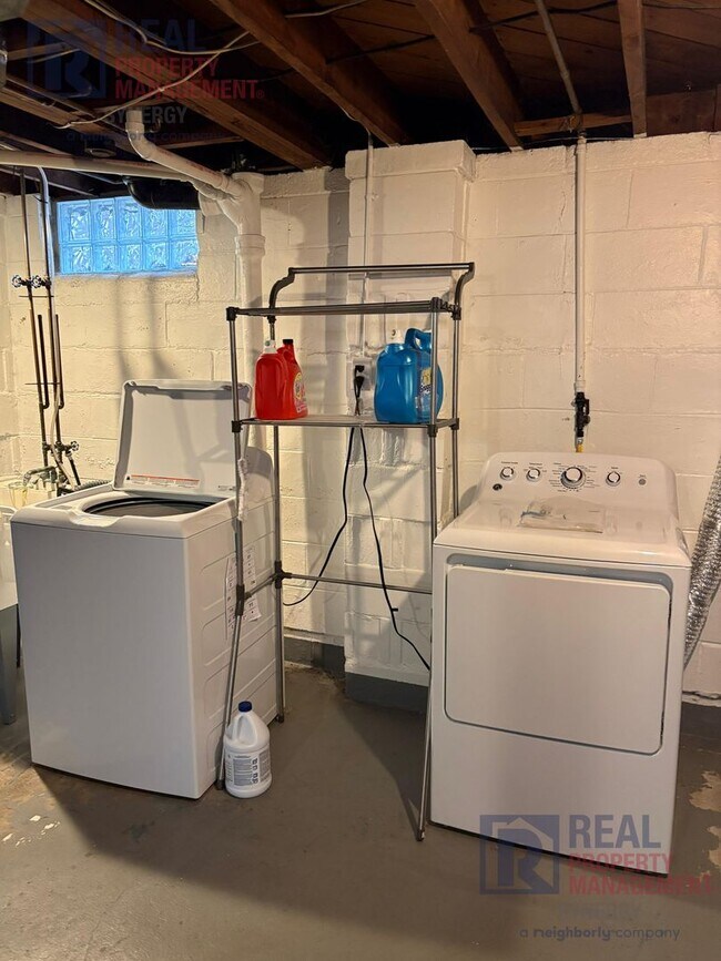 Building Photo - Charming Two Bedroom House