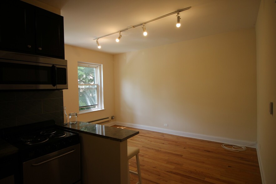Building Photo - 1210 W Granville Ave