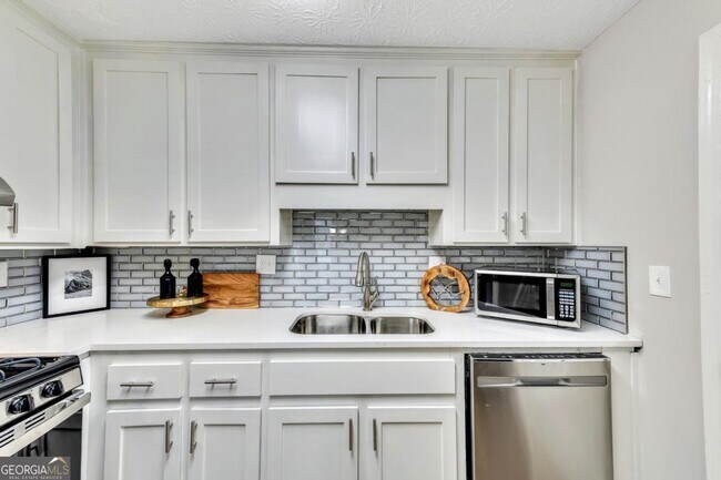 Building Photo - 160 Booth Rd SW