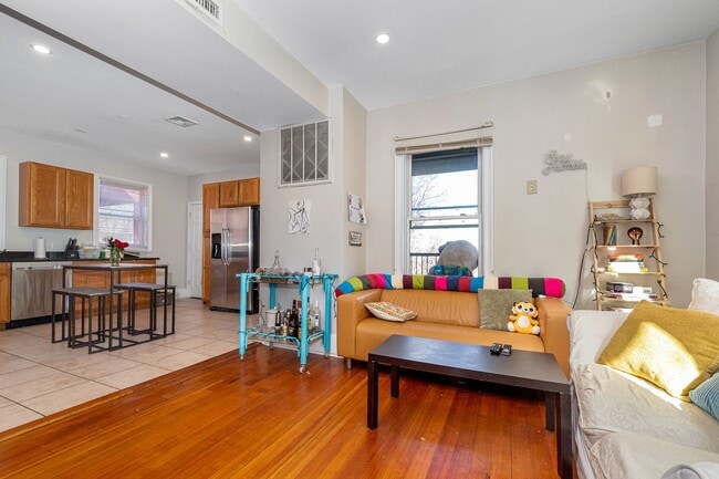 Building Photo - Nicely Priced 4-bed, 2-bath Mission Hill Apartment