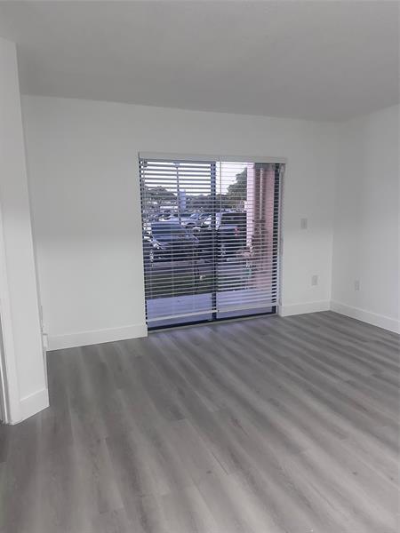 Building Photo - 450 Palm Cir W