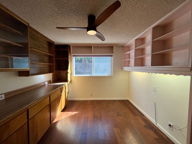 Building Photo - Simi 2+1.5 w/bonus room, RV parking + grea...