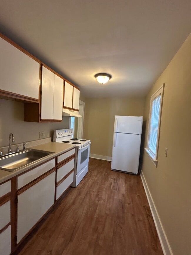 Building Photo - Charming 2-Bedroom, 1-Bathroom Home with B...