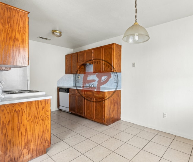 Building Photo - 2324 Breezy Dr