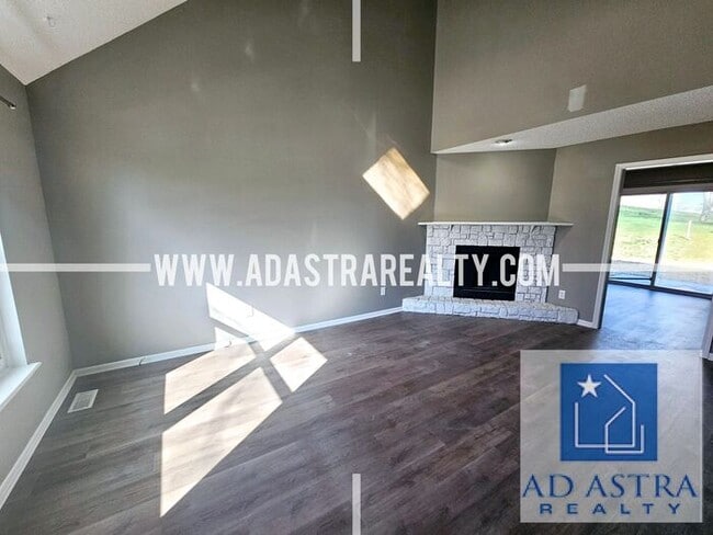 Building Photo - Very Nice 3 Bedroom 2 Bath Duplex in Overland Park-Available in JUNE!!