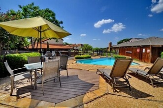 Building Photo - 2610 Lakehill Ln