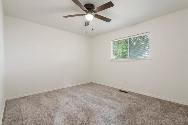 Building Photo - 3 Bed | 2 Bath near Downtown Tulsa!