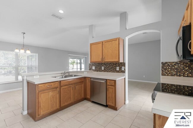 Building Photo - 7 Undermount Path E