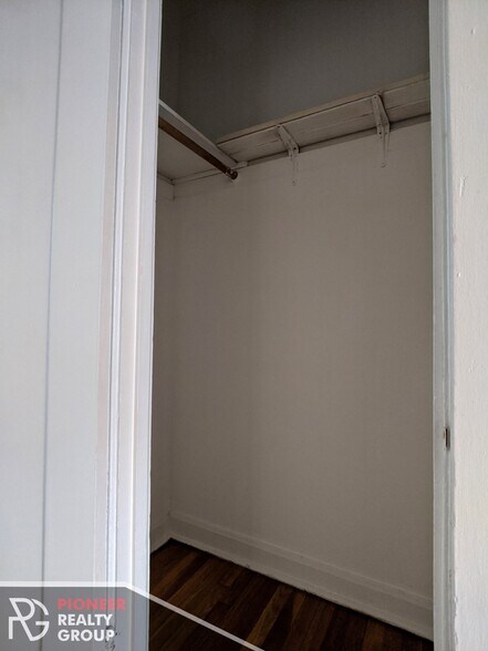 Building Photo - 4433 N Wolcott Ave