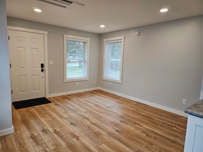 Building Photo - 102 Logwood St