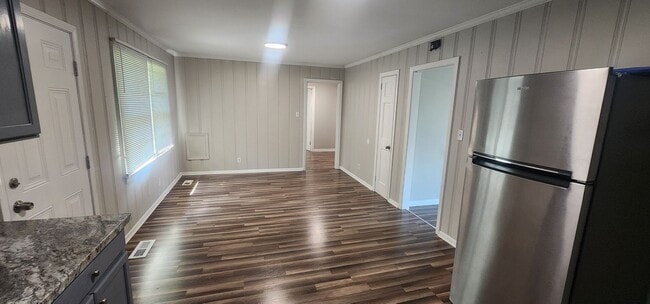 Building Photo - 4 Bedroom / 2 Bath Single Family Home
