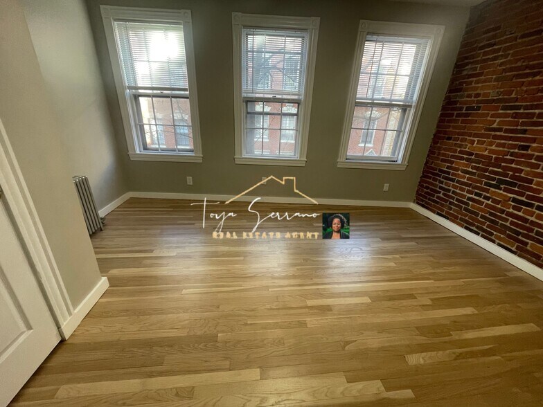 Building Photo - 82 Phillips St