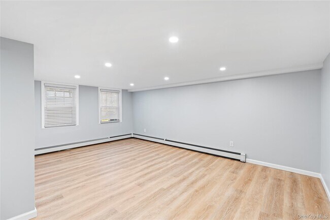 Building Photo - 5 Lakeview Ave