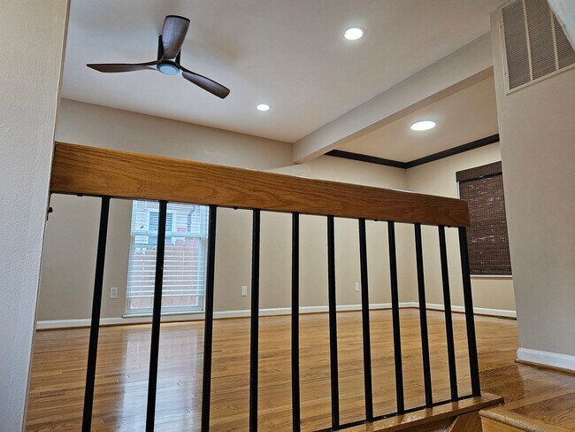 Building Photo - Wonderfully Remodeled Tri Level 3BR/2BTH Soulard Townhouse