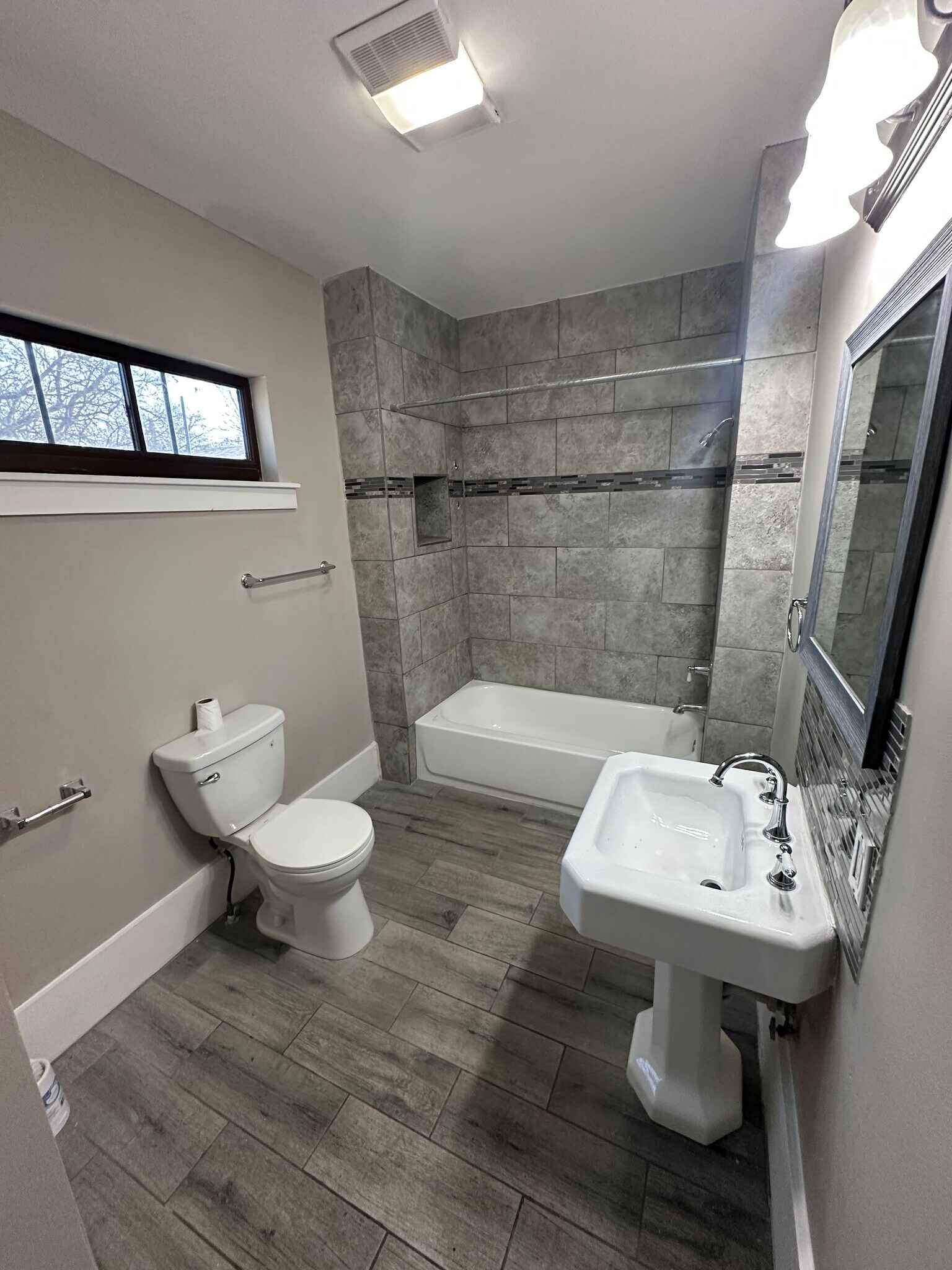 Building Photo - 202 Hunstock Ave