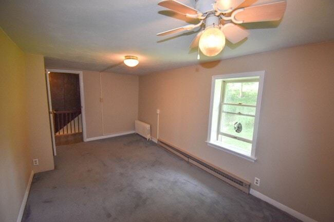 Building Photo - Large Home on Jacksonville Rd with Laundry!