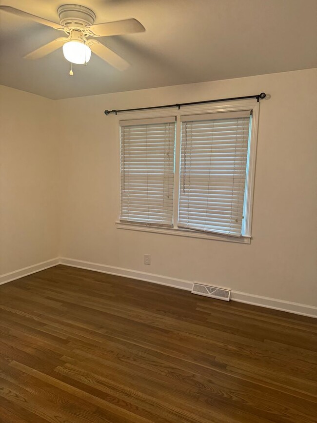 Building Photo - Price & Location!
