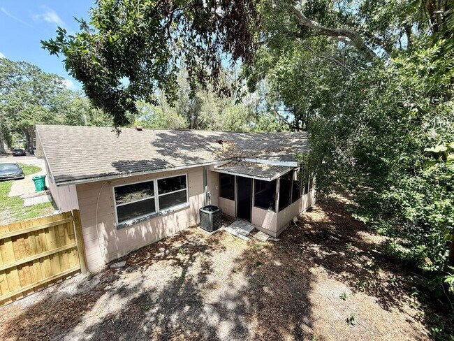 Building Photo - 15657 Waverly St